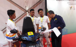 SMK Wijaya Putra Surabaya mampu mengalahkan 223 sekolah yang menyetorkan proposal lomba Konversi Motor BBM ke Motor Listrik. Dalam event skala nasional ini, SMK Wijapa Putra berhasil menjadi juara dua. Perjuangan SMK Wijaya Putra tidak semudah yang dibayangkan. Untuk bisa lolos, berbagai langkah dilakukan dengan memperbaiki proposal lomba. Dari 223 proposal mengkrucut ke-17 peserta dari seluruh Indonesia. SMK WIjaya Putra masuk 17 sekolah yang lolos, namun perjuangan tak berhenti disitu. Sekolah yang berada di wilayah barat Surabaya ini semakin serius untuk lolos ke babak selanjutnya, akhirnya dipilih 7 sekolah dan komunitas seluruh Indonesia yang lolos untuk ke babak final. Tujuh sekolah dan komunitas yang lolos adalah Berasatagi, Forum Komunitas Hijau Tulungaggung, SMK Nurul Barqi, SMAN 1 Ngemplak, SMKN 1 Mejayan, SMK Wijaya Putra Surabaya, dan SMKN 1 Seyegan. Mereka bersaing untuk menjadi yang terbaik dalam lomba Konversi Motor BBM ke Motor Listrik. “Alhamdulillah kita lolos, perjuangan anak-anak luar biasa. Anak-anak juara dua,” kata Pembina SMK Wijaya Putra Surabaya, Sujaddah setelah lomba di Jakarta internasional expo saat dihubungi iNewsSurabaya.id. Sujaddah menuturkan, lomba ini diikuti Ketua Tim, Farhan dengan anggota Indra, Fatikul. Mereka berdiskusi untuk membuat motor yang bisa bersaing. Karena penilaian dalam lomba ini sangat banyak, mulai dari CASIS atau rangka motor dengan minimal 150 CC, kelengkapan STNK, dan BPKB, serta pajak motor harus hidup. Selain itu, ujar dia, harus ada kelebihan atau keunggulan dari kendaraan motor konversi Wijaya Putra. Dengan ketentuan itu, siswa-siswa melakukan perubahan dan pembenahan supaya lebih unggul disbanding kompetitor. “Kita dinilai unggul karena memiliki iga mode percepatan, mulai speed yang bias diatur oleh pengendara, kemudian fitur mundurnya, serta spidometer yang sudah memakai LED. “Spedometer ini bisa menampilkan indicator baterai kecepatan, dan motornya sudah menggunakan Hub Drive, sehingga minim perawatan,” paparnya. SMK Wijaya Putra Surabaya mampu mengalahkan 223 sekolah yang menyetorkan proposal lomba Konversi Motor BBM ke Motor Listrik. Foto iNewsSurabaya/ist Uji kelayakan ini, ungkap Sujaddah, juga dilakukan dengan menggunakan dyno tes efisiensi baterai dan kecepatan. Kemudian ada uji akselesari 0-50 meter, dan uji speed bump sehingga kendaraan harus dalam keadaan stabil. “Jadi pengujinya dari Puslitbang, ESD, P3tech, Perguruan Tinggi, dan PLN. Dan Alhamdulillah kita juara dua ketgori SMK dan komunitas,” terang dia. Sementara Kepala SMK Wijaya Putra, Sugeng mengaku sangat senang. Dari hasil lomba ini, ia menerangkan telah melaporkan kepada Rektor Univesitas Wijaya Putra, Budi Endarto. Kemudian, Rektor meminta supaya ada penyambutan untuk menumbukan semangat siswa dalam berkarya. “Kita sambut mereka di sekolah, kita ingin siswa-siswa ini mampu berprestasi kembali, dan tentunya membuat siswa lain terpancing untuk berprestasi juga,” harapnya. SMK Wijaya Putra Surabaya mampu mengalahkan 223 sekolah yang menyetorkan proposal lomba Konversi Motor BBM ke Motor Listrik. Foto iNewsSurabaya/ist Sugeng mengaku akan terus melakukan peningkatan kualitas siswanya untuk mendalami teknik-teknik dalam otomatis. “Kita akan fokus kembangkan ini, soal otomotif,” ujarnya.