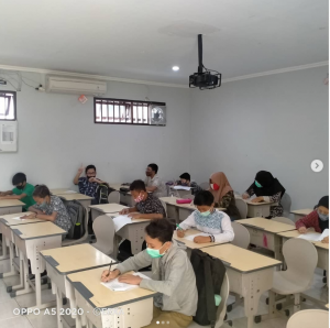 Pandemi Covid-19 tidak menghalangi kita untuk terus tetap belajar dan semangat dalam menuntut ilmu, seperti kita lihat gambar diatas para peserta didik SMP Wijaya Putra Surabaya meskipun pademi mereka tetap terus belajar,belajar dan belajar bisa kita lihat gambar tersebut mereka tetap menjalankan protokoler kesehatan dengan cara memakai masker, face shild,sarung tangan dan menggunakan handsanitizer. Meskipun didalam kelas mereka tetap menjaga jarak dengan teman satu sama lain, dan di dalam lab sebelum memasuki ruangan mereka wajib mencuci tangan terlebih dahulu, untuk tetap menjaga Kesehatan dan menghindari dari segala penyaki. Tetap Semangat Belajar dan menuntut ilmu demi masa depan pemuda bangsa Indonesia.